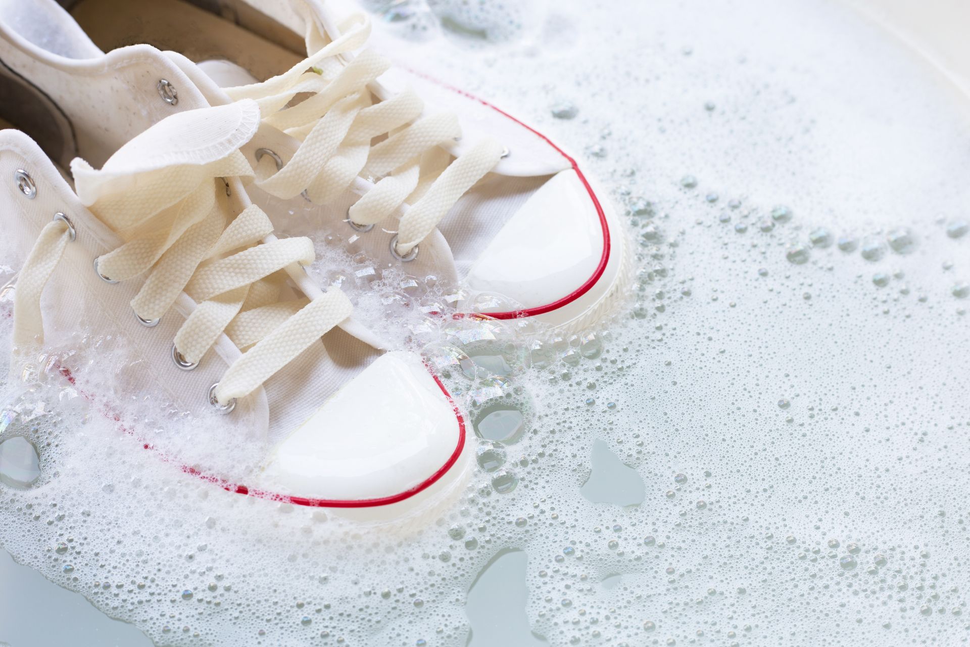 pulire le scarpe bianche